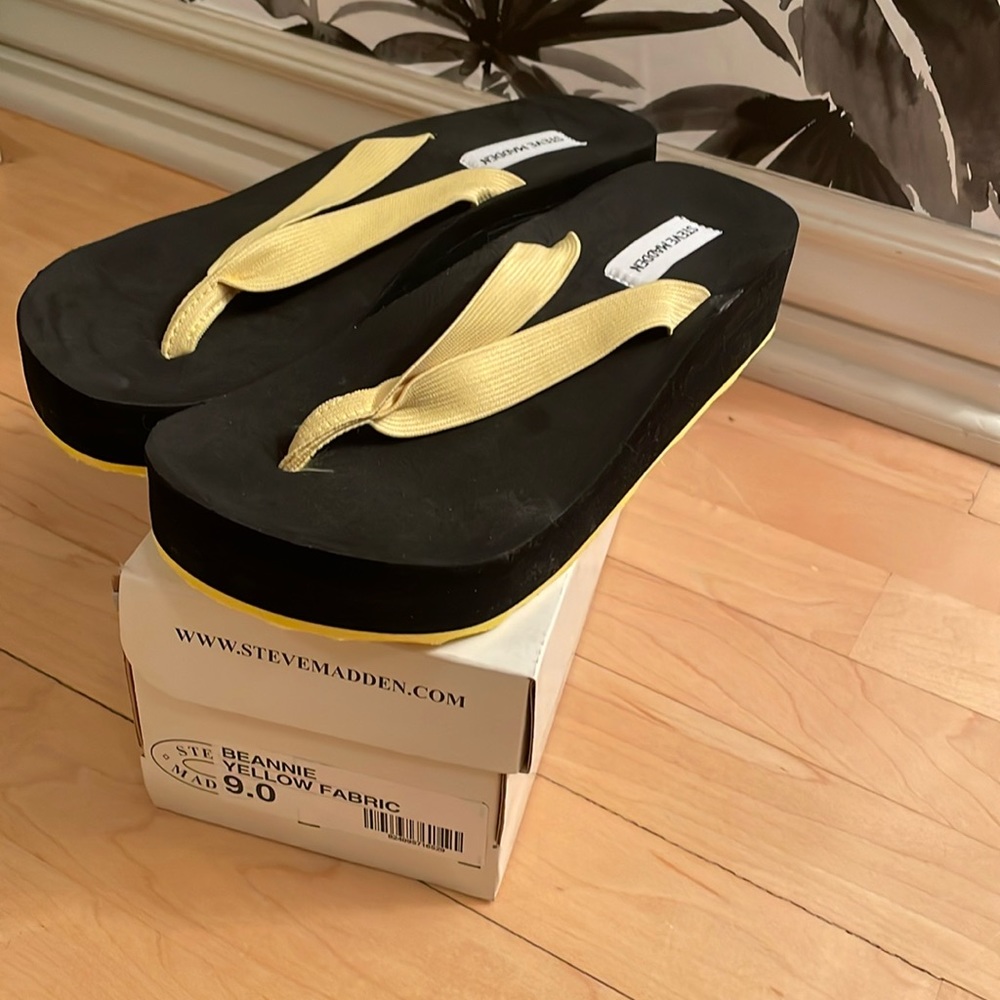 NEW Steve Madden Beannie Sandal, Yellow